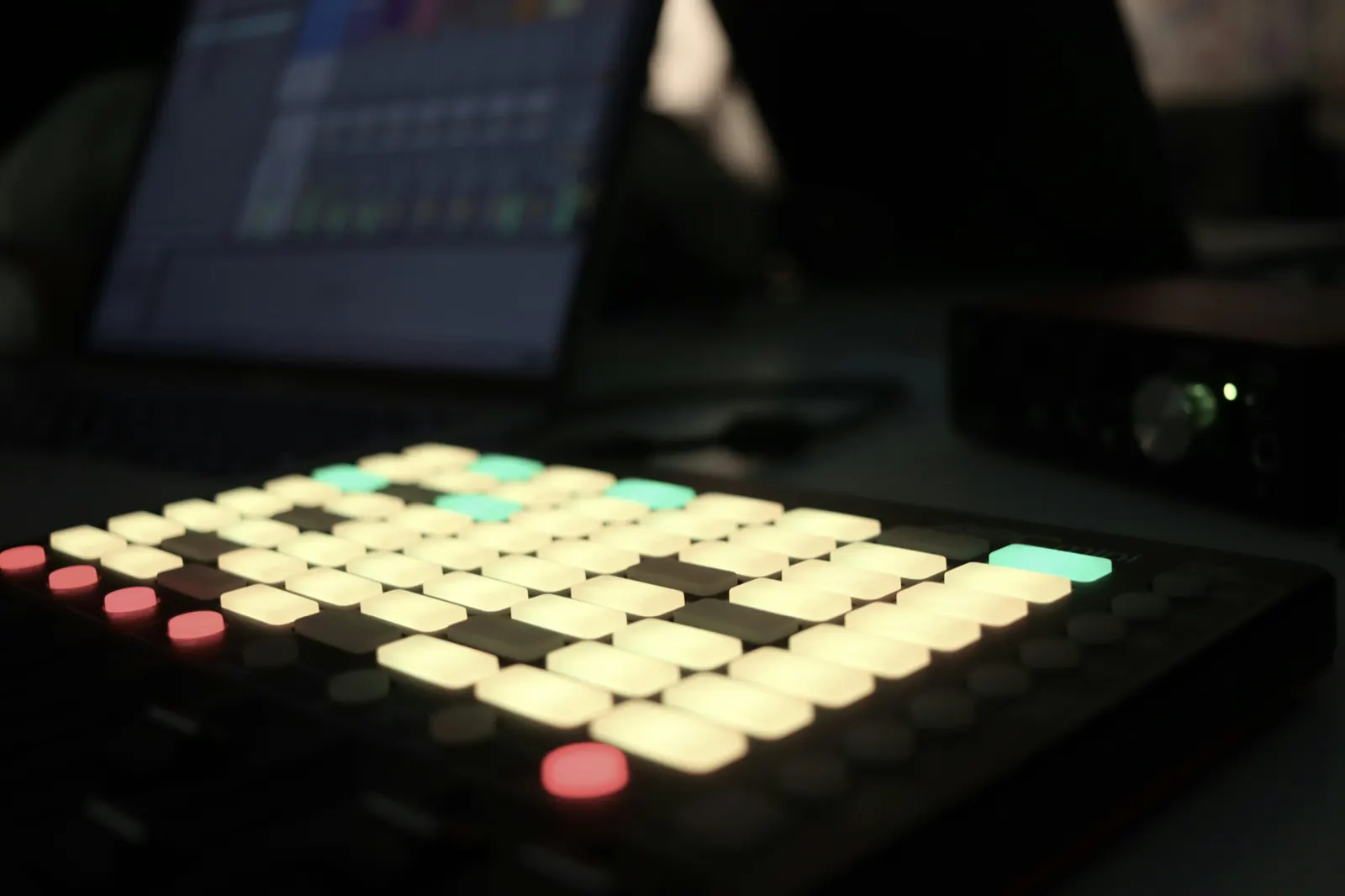 音乐控制器与笔记本工作台